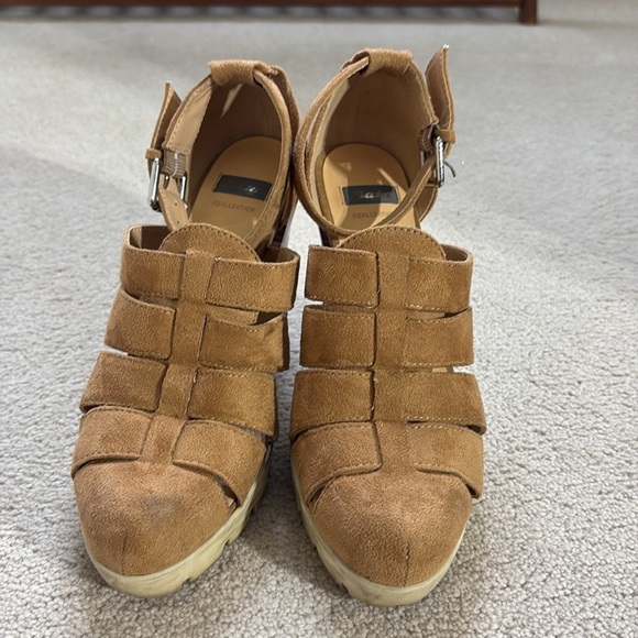 👔 Bata Tan  faux leather lug, sole fisherman sandal heels - Picture 2 of 6